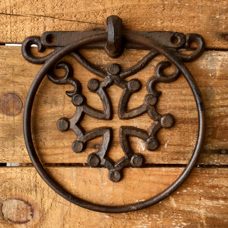 Porte serviette en fonte décoré d'une croix occitane