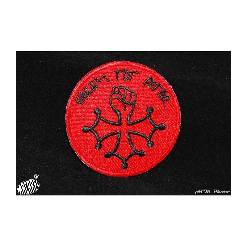 écusson à coudre ou à coller croix occitane poing levé